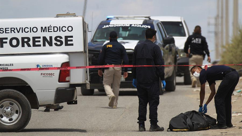 Fotografía de archivo que muestra peritos forenses mientras trabajan en la zona donde se cometió un crimen en México. EFE/ Luis Torres