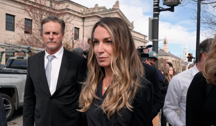 Karen Read sale del Tribunal Superior de Norfolk después de un día de selección del jurado en su juicio, el miércoles 17 de abril de 2024, en Dedham, Massachusetts. (Steven Senne/AP Photo)