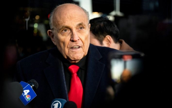 Rudy Giuliani habla con los medios de comunicación en Manchester, N.H., el 21 de enero de 2024. (Brandon Bell/Getty Images)