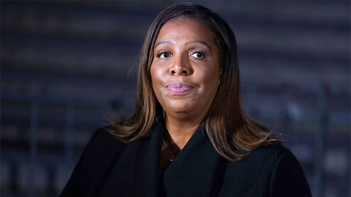 La fiscal general de Nueva York, Letitia James, habla con la prensa a las puertas de la Corte Suprema del Estado de Nueva York, el 11 de enero de 2024. (Charly Triballeau/AFP vía Getty Images)