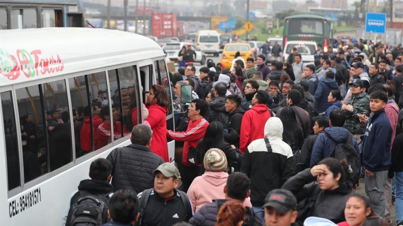 Decenas de personas intentan abordar un autobús el 26 de septienbre de 2024 durante una jornada de paralización del transporte público, en Lima (Perú). EFE/ Paolo Aguilar