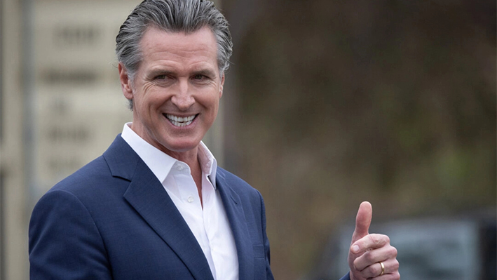 El gobernador Gavin Newsom habla en Los Ángeles el 25 de septiembre. (John Fredricks/The Epoch Times)