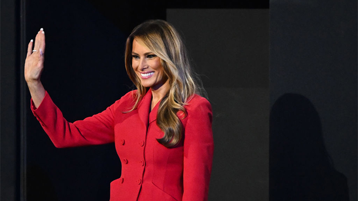 La ex primera dama Melania Trump llega en el cuarto día de la Convención Nacional Republicana en el Fiserv Forum el 18 de julio de 2024 en Milwaukee, Wisconsin. (Leon Neal/Getty Images)