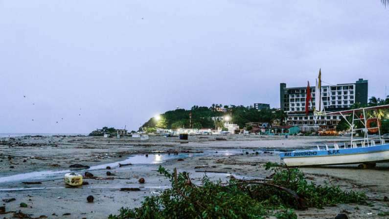 Basura y escombros se muestran en la playa después de la llegada del huracán John a Puerto Escondido, estado de Oaxaca, México, el 24 de septiembre de 2024. (Lucía Acero/AFP vía Getty Images)