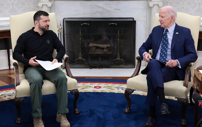 El presidente Joe Biden se reúne con el presidente ucraniano Volodimir Zelenski (izq.) en la Oficina Oval de la Casa Blanca, el 26 de septiembre de 2024. (Win McNamee/Getty Images)