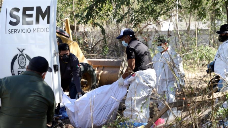 Peritos retiran cuerpos de un predio abandonado en la localidad de Culiacancito, estado de Sinaloa (México). Imagen de archivo. EFE/Juan Carlos Cruz