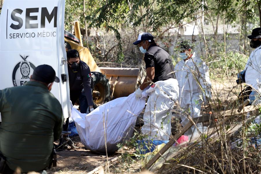 Siete muertos por un enfrentamiento y tres cuerpos en una fosa en el mexicano Sinaloa