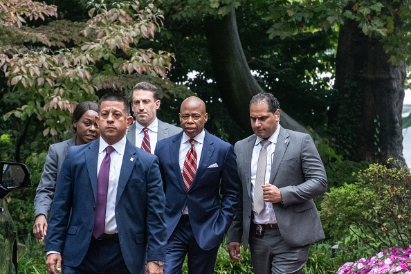 El alcalde de Nueva York, Eric Adams, sale de Gracie Mansion en Nueva York el 26 de septiembre de 2024. (Stephanie Keith/Getty Images)