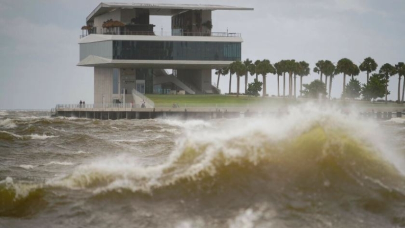 El muelle de St. Pete se ve entre fuertes vientos y olas mientras el huracán Helene se dirige hacia el panhandle de Florida, pasando al oeste de la Bahía de Tampa, en St. Petersburg, Florida, el 26 de septiembre de 2024. (Martha Asencio-Rhine/Tampa Bay Times vía AP)