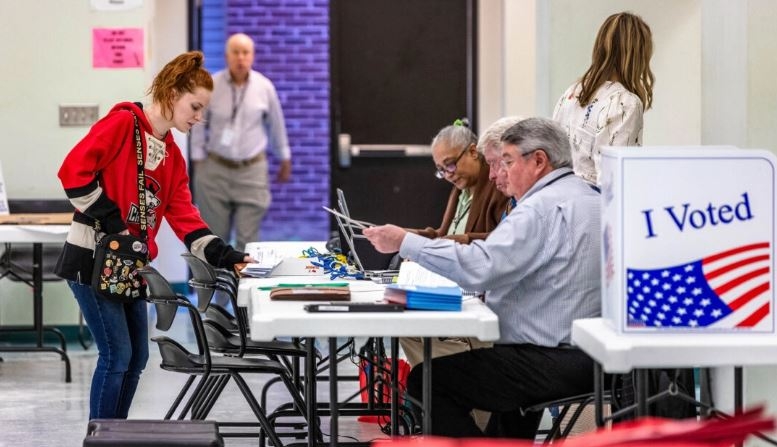 Votantes llegan y se registran en el Supermartes en un colegio electoral en Charlotte, Carolina del Norte, el 5 de marzo de 2024. (Grant Baldwin/Getty Images)