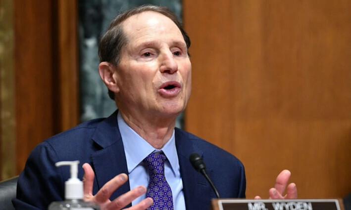 El senador Ron Wyden (D-Ore.) habla durante una audiencia del Comité de Finanzas del Senado en el edificio de oficinas del Senado Dirksen, en el Capitolio, el 19 de octubre de 2021. (Mandel Ngan/Pool vía Reuters)