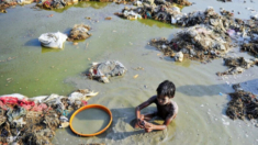 Decenas de niños se ahogan al bañarse durante un festival hindú de tres días en el este de la India