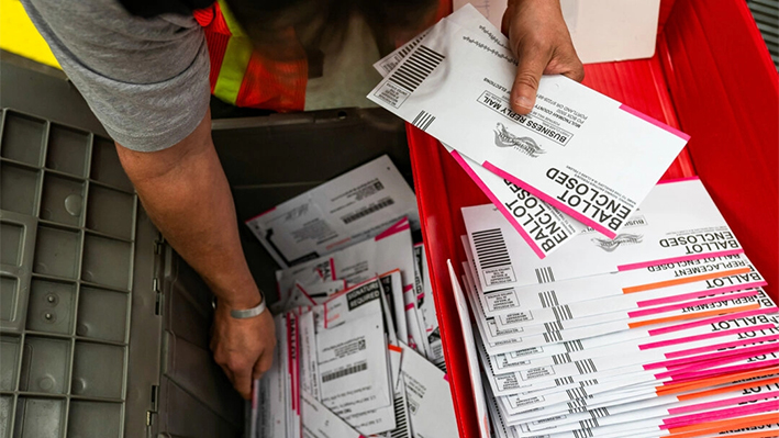 Un trabajador electoral clasifica las boletas presentadas en la Oficina Electoral del Condado de Multnomah, en Portland, Oregon, el 2 de noviembre de 2020. (Nathan Howard/Getty Images)