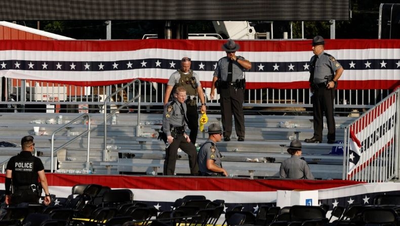 Agentes de seguridad en el lugar de un mitin celebrado por el expresidente Donald Trump en Butler, Pensilvania, el 13 de julio de 2024. (Anna Moneymaker/Getty Images)