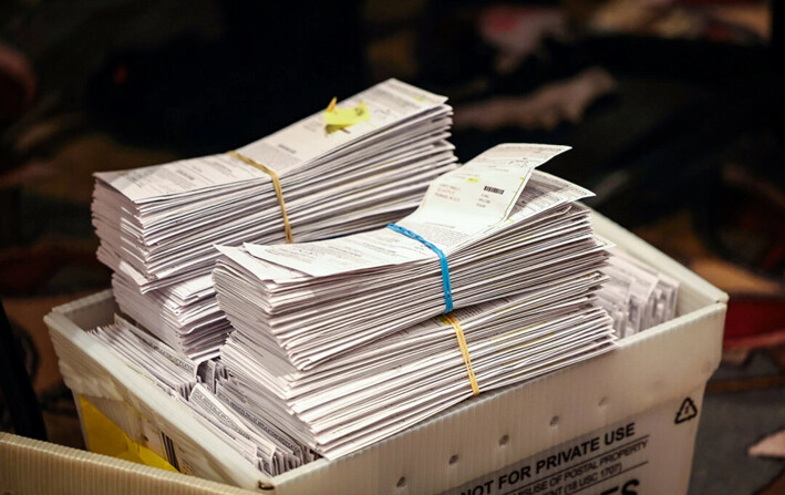 Papeletas electorales apiladas en una urna mientras los trabajadores cuentan las papeletas de voto por correo y en persona en el Wisconsin Center en Milwaukee, el 8 de noviembre de 2022. (Scott Olson/Getty Images)