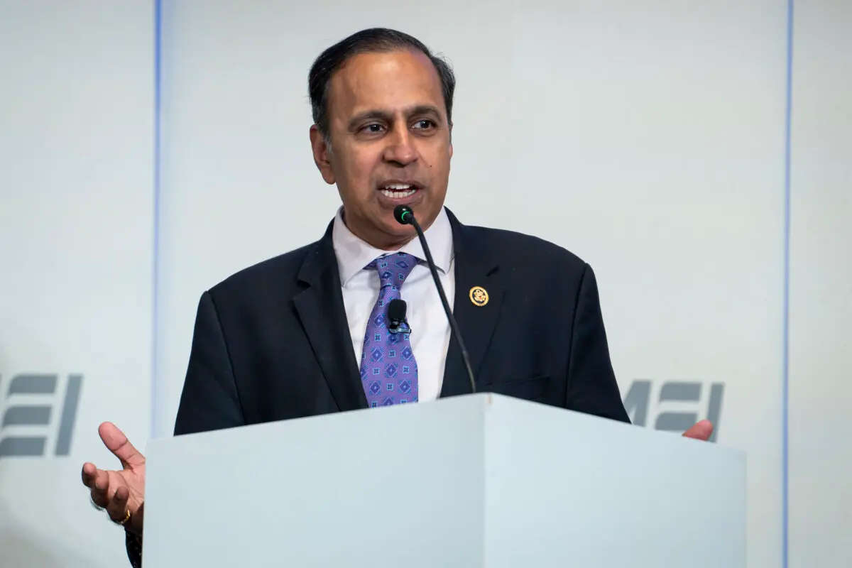 El representante Raja Krishnamoorthi (D-Ill.), miembro principal del Comité Selecto de la Cámara de Representantes sobre la Competencia Estratégica entre EE. UU. y el PCCh, habla en el American Enterprise Institute (AEI) en Washington el 25 de septiembre de 2024. (Madalina Vasiliu/The Epoch Times)