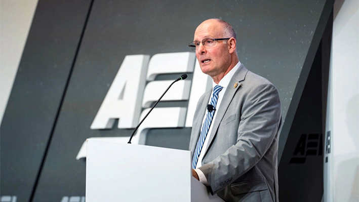 El representante John Moolenaar (R-Mich.), presidente del Comité Selecto de la Cámara de Representantes sobre la Competencia Estratégica entre EE. UU. y el PCCh, habla en el American Enterprise Institute (AEI) de Washington el 25 de septiembre de 2024. (Madalina Vasiliu/The Epoch Times)