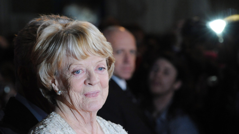 LONDRES, REINO UNIDO - 15 de octubre: Dame Maggie Smith asiste al estreno de 'Quartet' durante el 56º Festival de Cine de Londres del BFI en el Odeon Leicester Square el 15 de octubre de 2012 en Londres, Inglaterra.(Stuart Wilson/Getty Images)