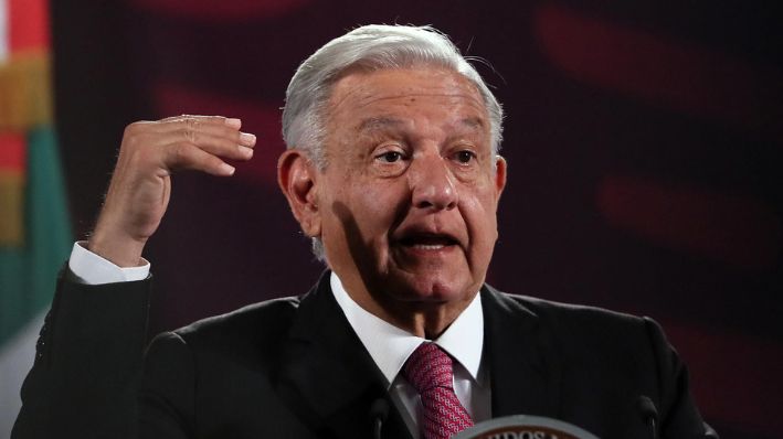 El presidente de México, Andrés Manuel López Obrador, participa durante su conferencia de prensa matutina en Palacio Nacional en la Ciudad de México, México, el 27 de septiembre de 2024. (EFE/Mario Guzmán)
