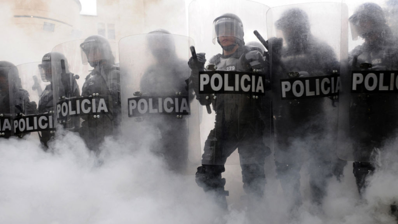 Miembros del Escuadrón Móvil Antidisturbios (ESMAD) de la Policía de Colombia entrenando en una estación de policía en Medellín (Colombia), en una fotografía de archivo. (Raul Arboleda/AFP vía Getty Images)