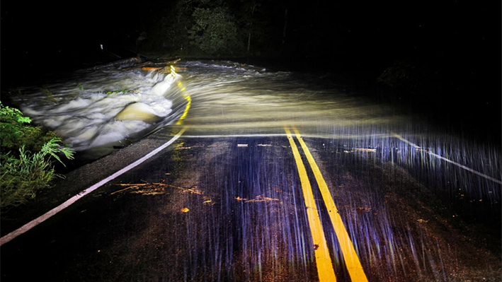 Las aguas de las inundaciones bañan el puente de Guy Ford Road sobre el río Watauga mientras el huracán Helene se aproxima en las montañas de Carolina del Norte, en Sugar Grove, Carolina del Norte, el 26 de septiembre de 2024. (Jonathan Drake/Reuters)