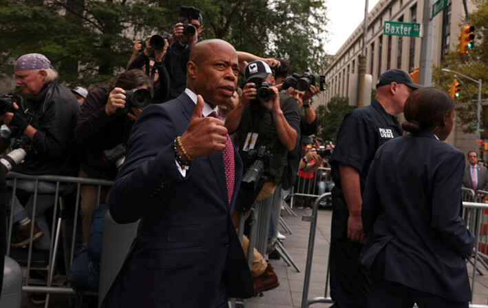 El alcalde de la ciudad de Nueva York, Eric Adams, hace un gesto al salir de la corte federal de Manhattan, en la ciudad de Nueva York, el 27 de septiembre de 2024. (AP Photo/Yuki Iwamura)