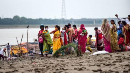 37 niños se ahogan en un río durante festival de la India que celebra el bienestar de los hijos