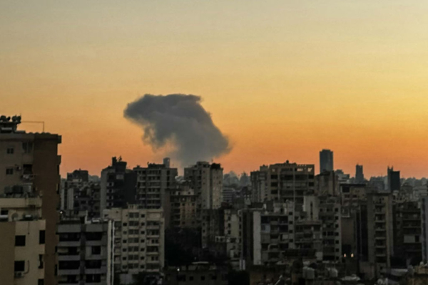 El humo se eleva sobre los suburbios del sur de Beirut durante un ataque aéreo israelí el 27 de septiembre de 2024. Una fuente cercana a Hezbolá dijo que los masivos ataques israelíes sobre los suburbios del sur de Beirut arrasaron seis edificios. (Foto de AFP via Getty Images)