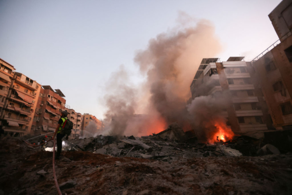 Un rescatista lucha entre los escombros humeantes de un edificio destruido por un ataque aéreo israelí en el barrio de Haret Hreik, en los suburbios del sur de Beirut, el 27 de septiembre de 2024. Una fuente cercana a Hezbolá declaró que los masivos ataques israelíes sobre los suburbios del sur de Beirut arrasaron seis edificios. (Ibrahim Amro / AFP vía Getty Images)