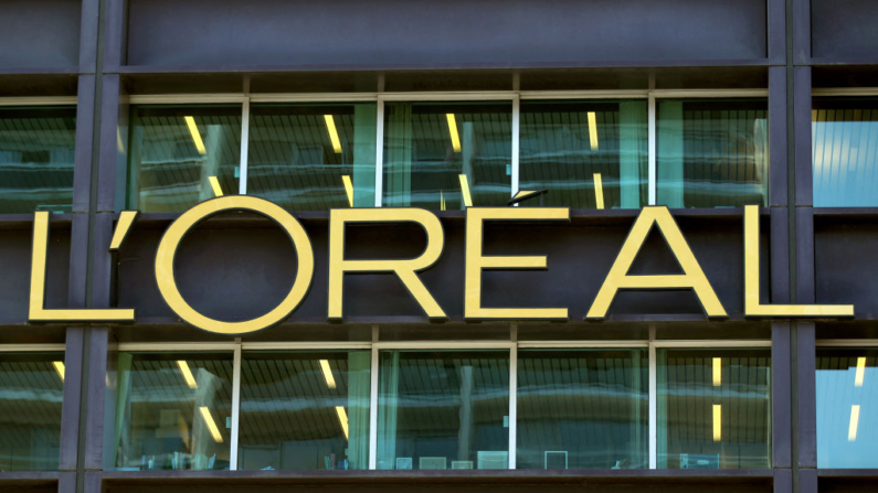 Una imagen de archivo muestra el logotipo del grupo francés L'Oréal, el mayor fabricante de cosméticos del mundo, en la sede de L'Oréal en Clichy, cerca de París. (Thomas Samson/AFP vía Getty Images)