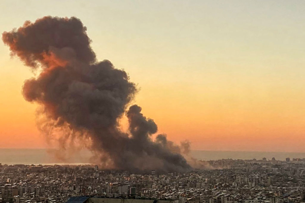 El humo se eleva sobre los suburbios del sur de Beirut durante un ataque israelí el 27 de septiembre de 2024. (Foto de AFP) (Foto de -AFP via Getty Images)