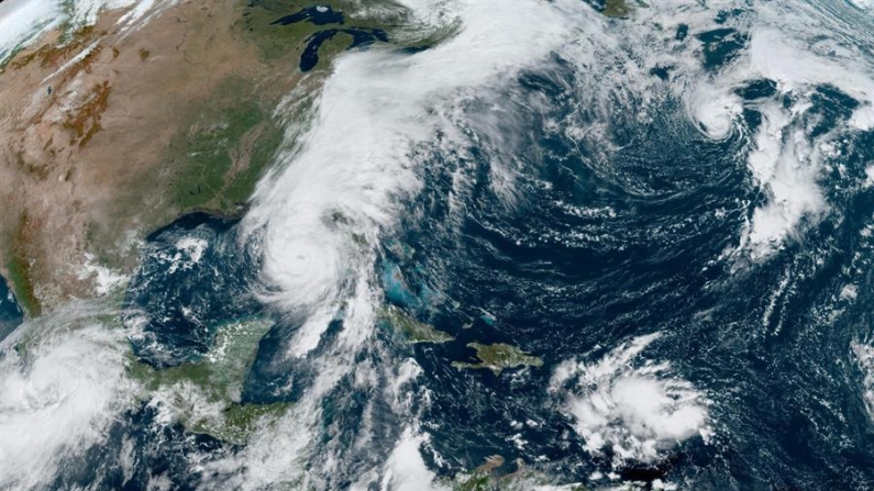 Fotografía donde se muestra la localización del huracán Helene (c) en el Golfo de México, y la tormenta tropical Isaac (d) en el Atlántico norte. EFE/NOAA-NHC