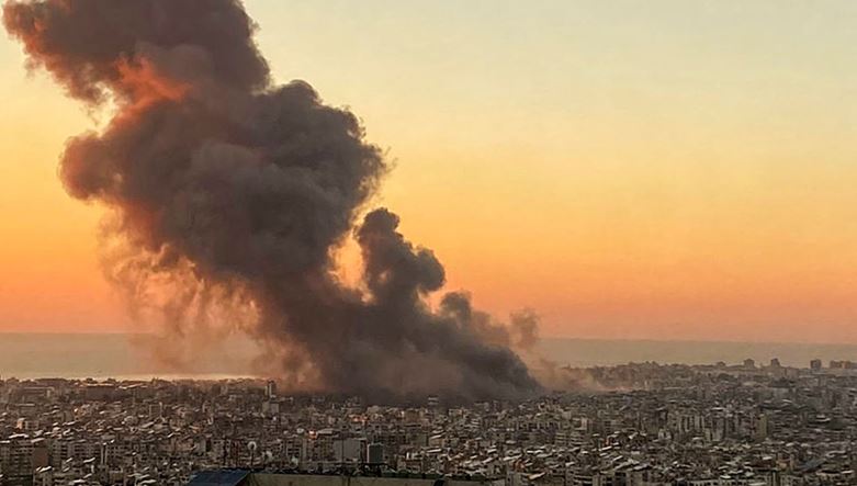 El humo se eleva sobre los suburbios del sur de Beirut durante un ataque israelí el 27 de septiembre de 2024. (Foto de AFP) (Foto de -AFP via Getty Images)