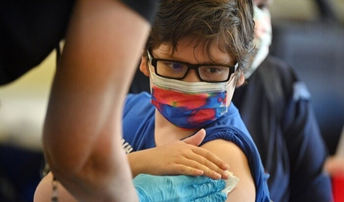 Un niño recibe una vacuna en una clínica de Los Ángeles, California, el 19 de enero de 2022. (Robyn Beck/AFP vía Getty Images)
