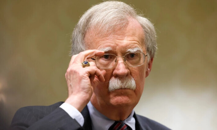 El exasesor de seguridad nacional John Bolton habla con los periodistas después de participar en un panel organizado por la Oficina de Representación del Consejo Nacional de Resistencia de Irán-Estados Unidos (NCRI-US) en el Hotel Willard Intercontinental, en Washington, el 17 de agosto de 2022. (Anna Moneymaker/Getty Images)