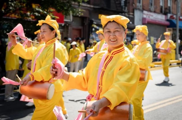 Practicantes de Falun Gong participan en un desfile con motivo de la festividad china del Medio Otoño en el barrio Chinatown de Brooklyn, Nueva York, el 14 de septiembre de 2024. (Samira Bouaou/The Epoch Times)