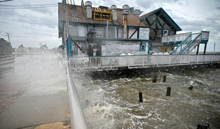 Las olas chocan contra un edificio antes de la llegada del huracán Helene en Cedar Key, Florida, el 26 de septiembre de 2024. (MIGUEL J. RODRIGUEZ CARRILLO/AFP vía Getty Images)