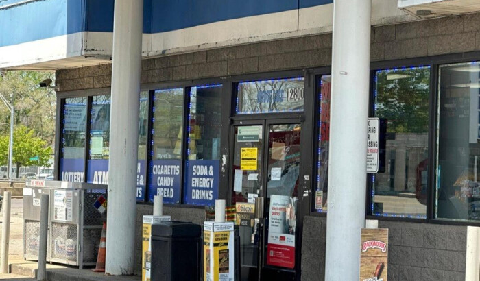 Una gasolinera permanece cerrada menos de una semana después de un tiroteo fatal en Detroit, Michigan, el 10 de mayo de 2023. (Ed White/AP Photo)