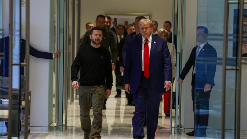 El presidente ucraniano  Volodímir Zelenski y el expresidente estadounidense Donald Trump, candidato presidencial republicano, se reúnen en Nueva York el 27 de septiembre de 2024. (Alex Kent/Getty Images)