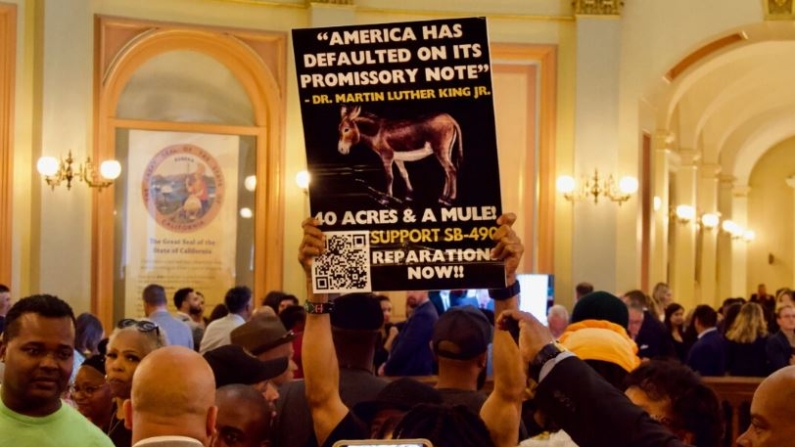 Manifestantes pidiendo la aprobación de proyectos de ley de reparaciones se reúnen el 31 de agosto en la rotonda del Capitolio en Sacramento, California. (Travis Gillmore/The Epoch Times)