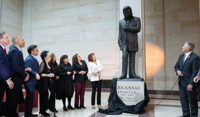 Miembros de la familia de Johnny Cash, el presidente de la Cámara de Representantes Mike Johnson y el líder de la minoría Hakeem Jeffries participan en la inauguración de una estatua del cantautor estadounidense Johnny Cash en el Emancipation Hall del Capitolio de EE.UU. el 24 de septiembre de 2024. (Kent Nishimura/Getty Images)