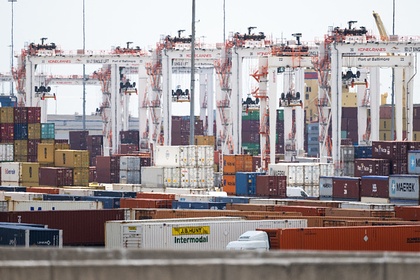 Contenedores de carga y grúas en terminales de carga en parte del Puerto de Baltimore el 12 de junio de 2024. (Saul Loeb/AFP vía Getty Images)
