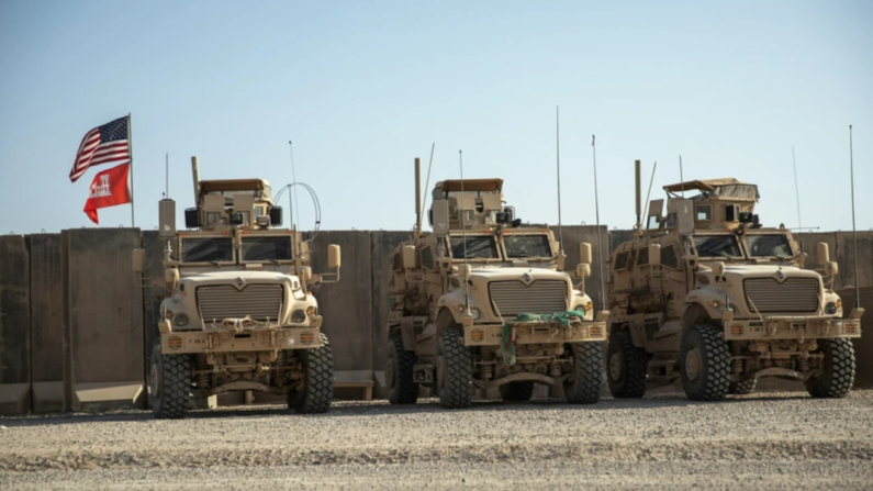 Tres vehículos resistentes a las minas estacionados en la base aérea de Al Asad, en el norte de Irak, el 9 de abril de 2020. (Foto del Ejército de EE.UU. por Spc. Derek Mustard)