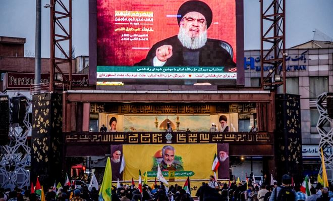 La gente se reúne para ver el discurso del secretario general de Hezbolá, Hassan Nasralá, sobre el conflicto entre Israel y Hamás en Teherán, Irán, el 3 de noviembre de 2023. (Hossein Beris /Middle East Images/AFP vía Getty Images)