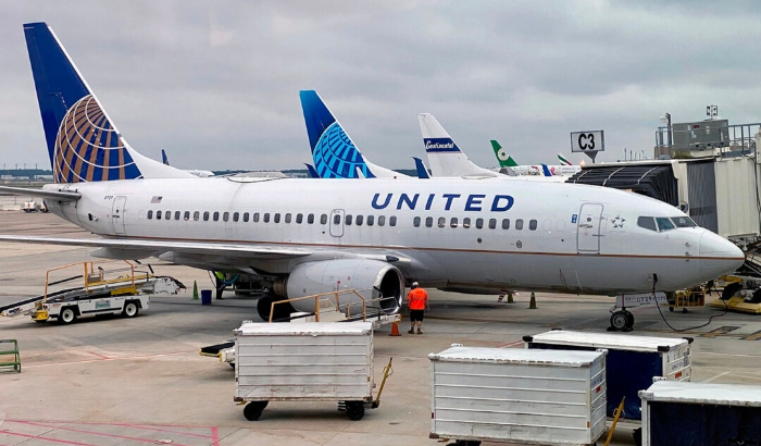 Un avión de United Airlines se ve en una puerta de embarque en el Aeropuerto Intercontinental George Bush (IAH) en Houston, Texas, el 7 de octubre de 2020. (Daniel Slim/AFP)