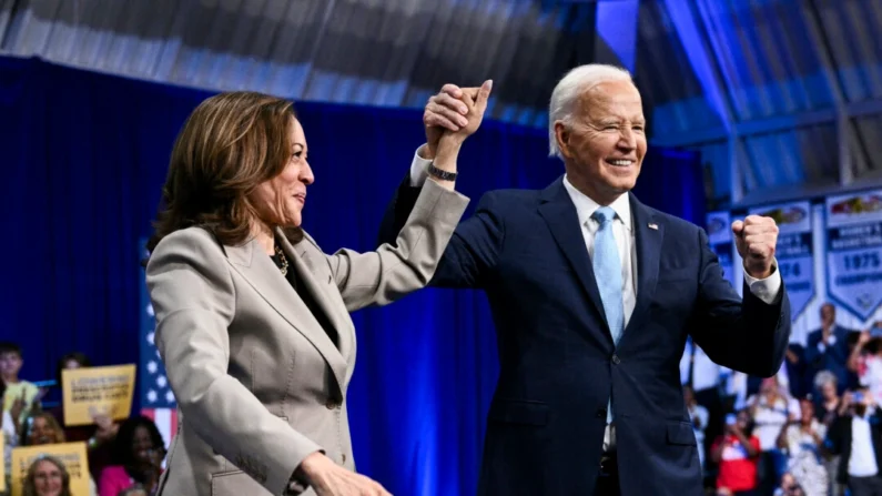 El presidente Joe Biden y la vicepresidenta y candidata presidencial demócrata Kamala Harris, después de hablar en el Prince George's Community College en Largo, Maryland, el 15 de agosto de 2024. (Brendan Smialowski/AFP a través de Getty Images).