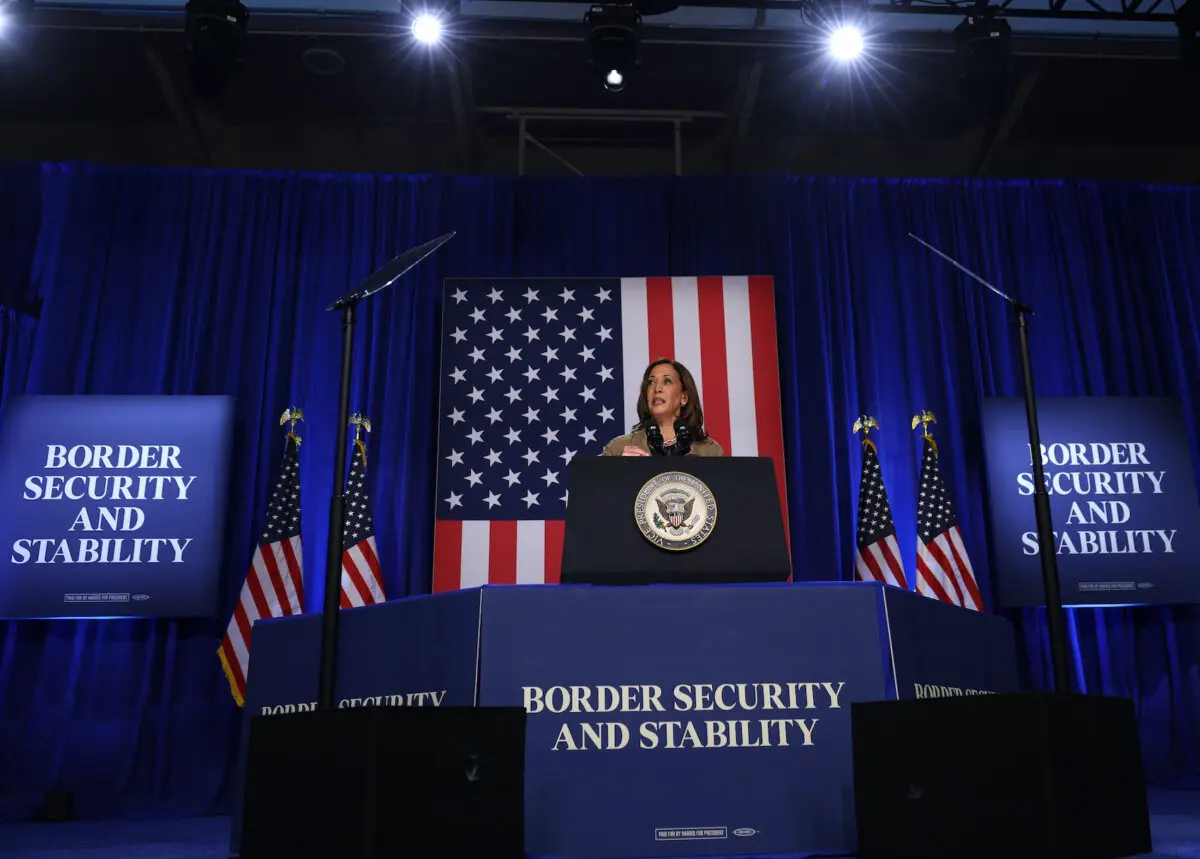 La candidata presidencial demócrata, la vicepresidenta de EE .UU. Kamala Harris, habla durante un acto de campaña en el Cochise College Douglas Campus en Douglas, Arizona, el 27 de septiembre de 2024. (Justin Sullivan/Getty Images)