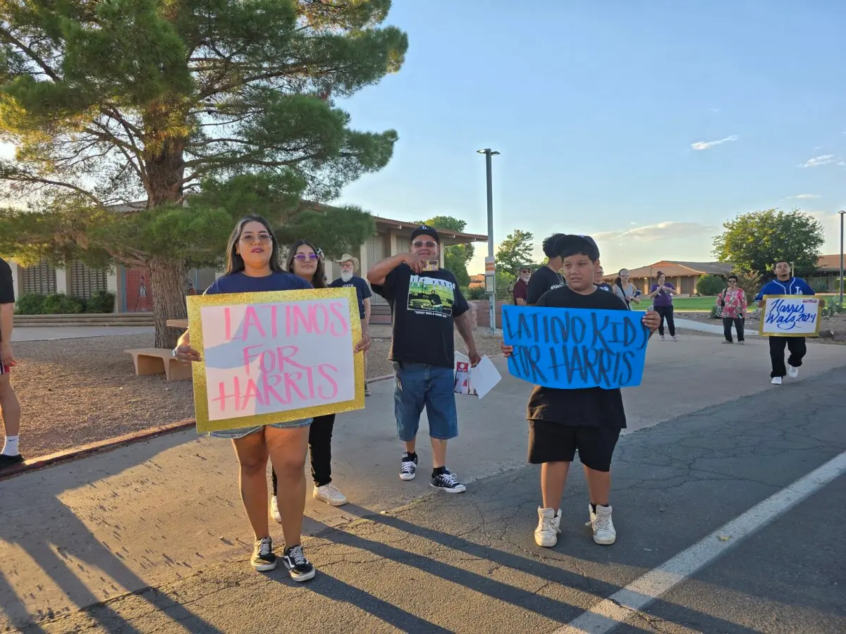 Un grupo de simpatizantes de Harris sostienen carteles fuera de su evento fronterizo en Douglas, Arizona, el 27 de septiembre de 2024 (Allan Stein/The Epoch Times)