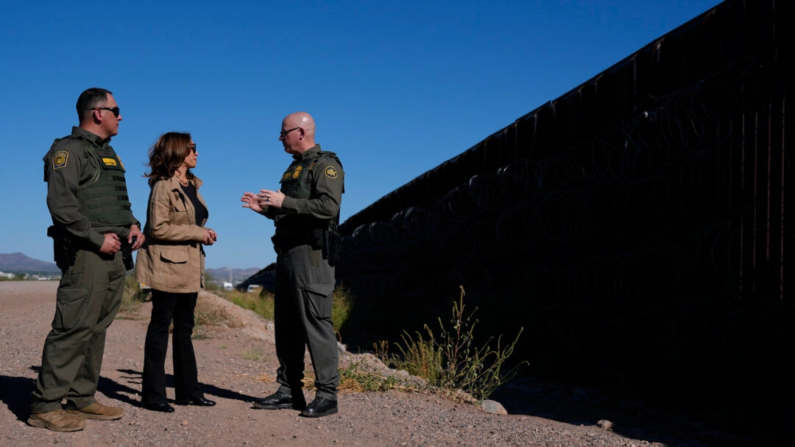 La candidata presidencial demócrata a la vicepresidencia Kamala Harris habla con John Modlin, el agente jefe del Sector Tucson de la Patrulla Fronteriza de EE. UU., a la derecha, y Blaine Bennett, el agente fronterizo a cargo de la Estación Douglas de la Patrulla Fronteriza de EE. UU., mientras ella visita la frontera de EE. UU. con México en Douglas, Arizona, el 27 de septiembre de 2024. (Carolyn Kaster/Foto AP)