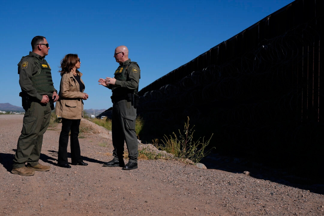 La candidata presidencial demócrata a la vicepresidencia Kamala Harris habla con John Modlin, el agente jefe del Sector Tucson de la Patrulla Fronteriza de EE. UU., a la derecha, y Blaine Bennett, el agente fronterizo a cargo de la Estación Douglas de la Patrulla Fronteriza de EE. UU., mientras ella visita la frontera de EE. UU. con México en Douglas, Arizona, el 27 de septiembre de 2024. (Carolyn Kaster/Foto AP)